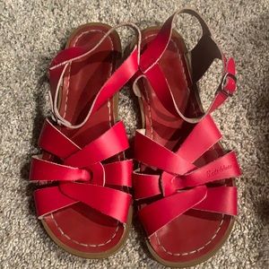 Women’s Red Saltwater Sandals, Big Kid 7 (W 9)
